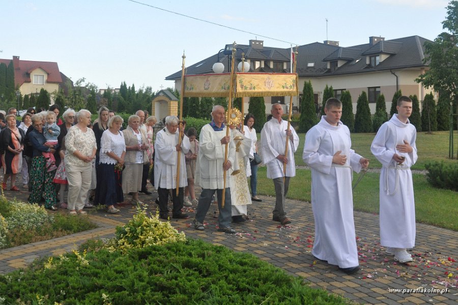 57 Procesja eucharystyczna.jpg